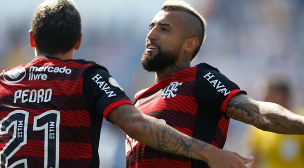 Chileno comemora estreia com vitória pelo Flamengo