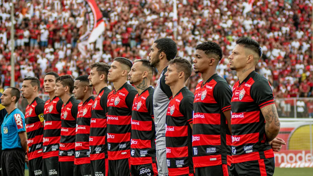 Jogadores do Vitória alinhados