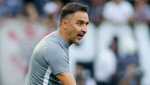 Vítor Pereira questiona expulsão no 1º tempo e se diz nervoso por cansaço