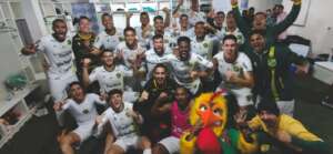 Atletas não relacionados invadem campo para participar de confusão em jogo da Segundona