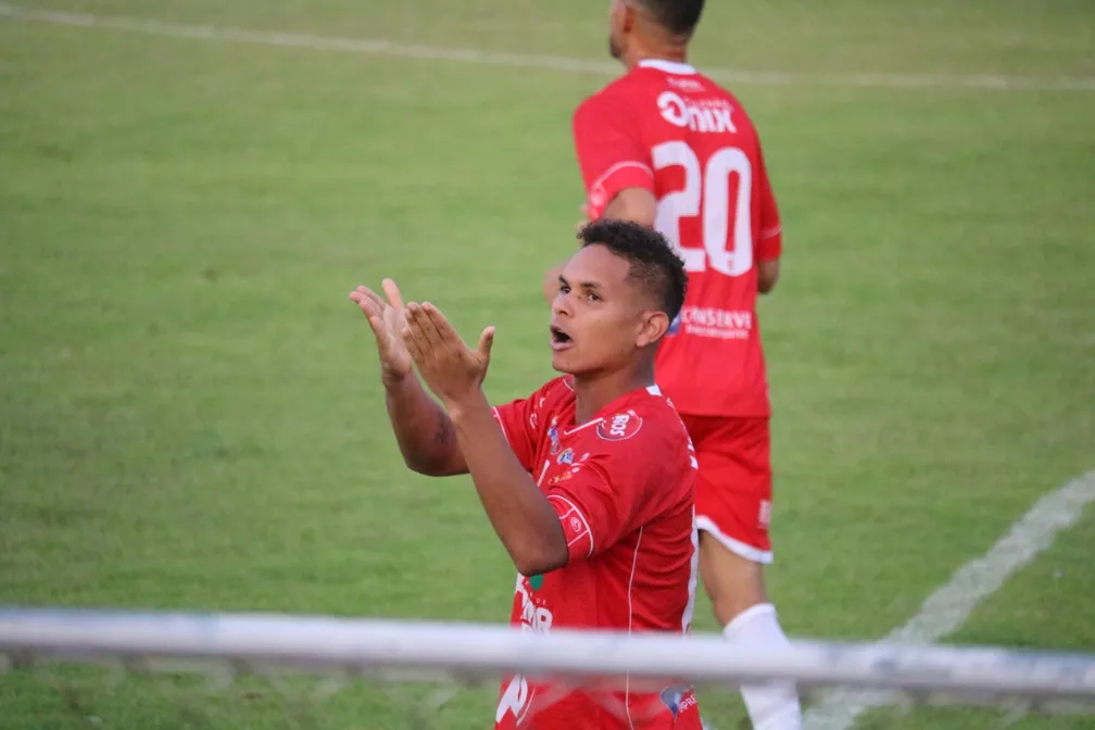Zé Artur comemorando gol