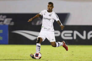 Lucas Pires treina e pode reforçar Santos no clássico com o São Paulo