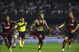 Éverton Cebolinha celebra 1º gol pelo Flamengo: 