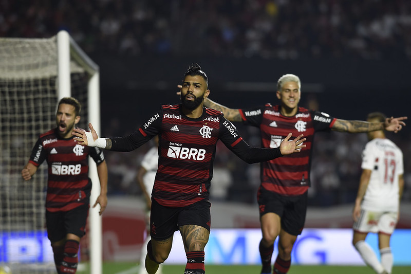 COPA DO BRASIL: Flamengo faz a festa no Morumbi; Corinthians segura o Flu