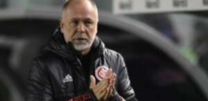 Após ironia, Mano Menezes enaltece trabalho de Abel Ferreira no Palmeiras