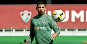 Jogador do Fluminense se apresenta com febre e não participa do treino