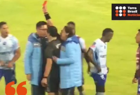 Árbitro é agredido com soco após marcar pênalti em partida no Equador