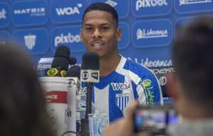 Avaí apresenta atacante ex-Fla e zagueiro ex-CSA