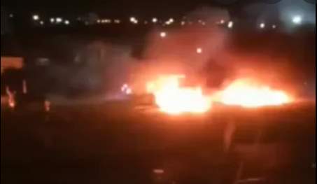 Na Argentina, torcida incendeia carros de jogadores. Vídeo !