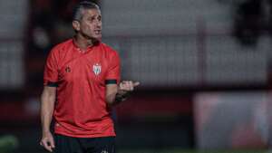 Após derrota em clássico, Atlético-GO demite técnico Jorginho Campos