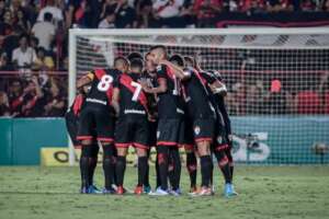 Nacional x Atlético-GO - Brasileiros em campo no possível retorno de Suárez