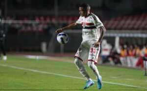 São Paulo renova contrato com promessa das categorias de base