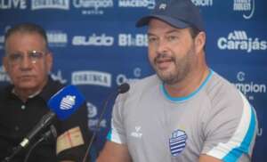 Série B: Técnico do CSA fica feliz por ter saído do Z-4 e triste pela situação do ex-clube