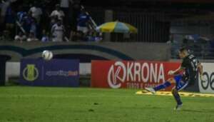 Série B: Ex-lateral da Ponte Preta vira destaque como goleiro em vitória do CSA