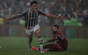 Cano exalta persistência do Fluminense e ganha camisa da Argentina de torcedor