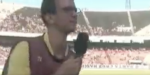 Repórter quebra protocolo e canta durante transmissão de jogo da Série D