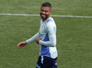 Reforço é apresentado no Palmeiras e diz estar pronto para encarar Corinthians