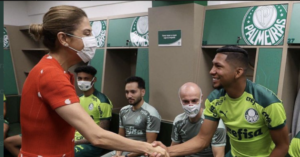 Torcedor “confunde” Filipe Luis com presidente do Palmeiras; atleta brinca: “Pensei que era eu
