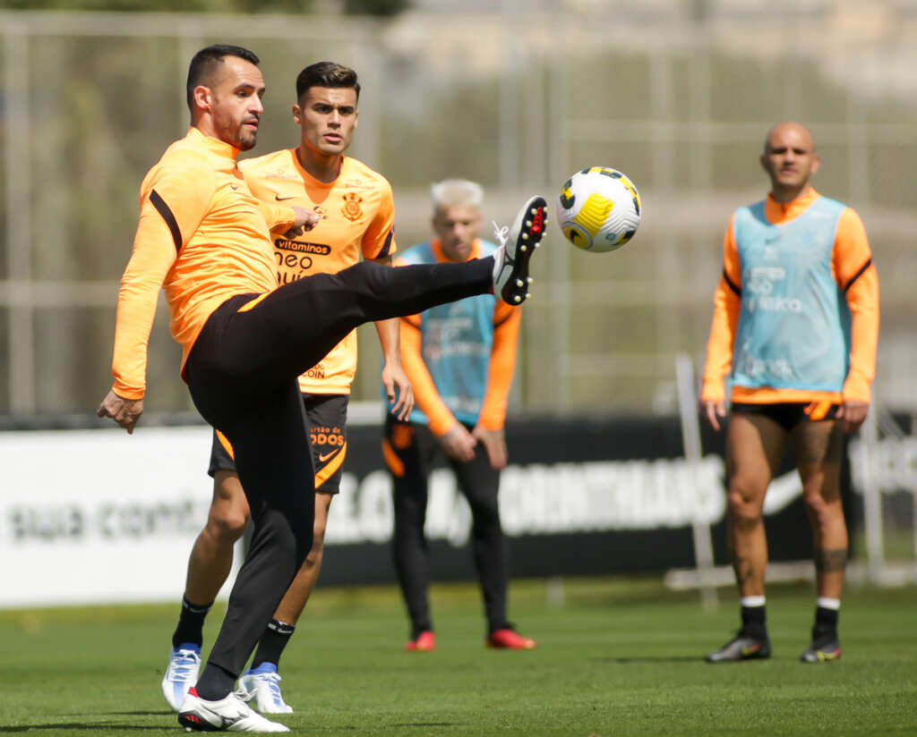 Corinthians faz ajuste na posse de bola para desafiar Fluminense no Maracanã