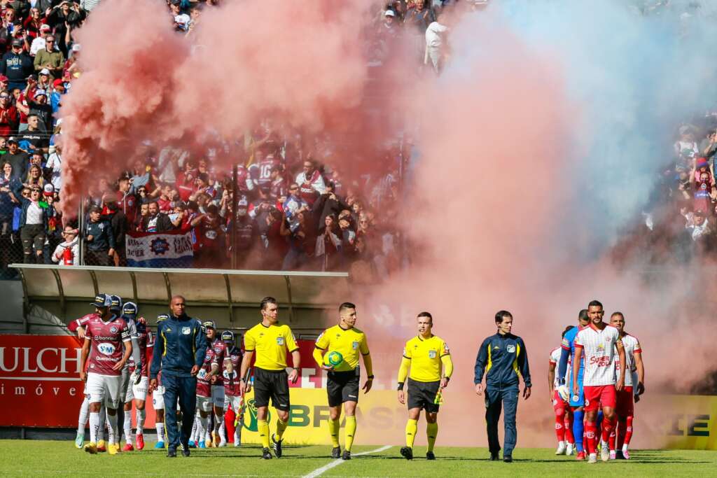 Time do Caxias-RS entrando em campo