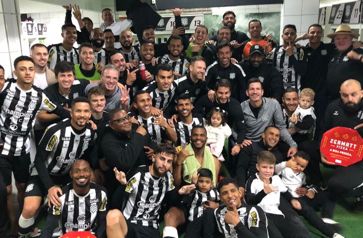 Jogadores do Figueirense comemoram vitória com pizza e festa no vestiário
