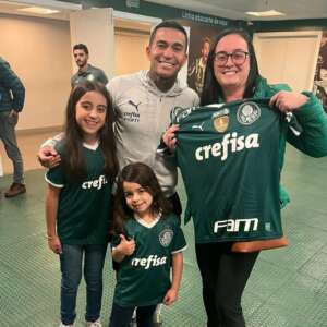 Palmeiras recebe família de vítima de acidente envolvendo o zagueiro Renan