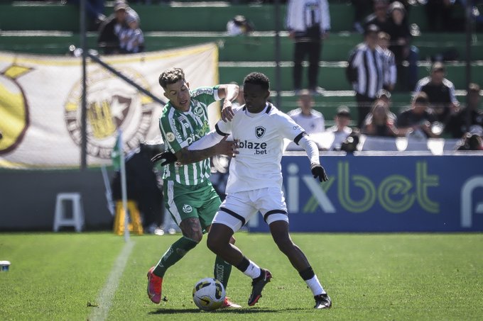 Em jogo de falhas de lado a lado, Botafogo e Atlético-GO empatam