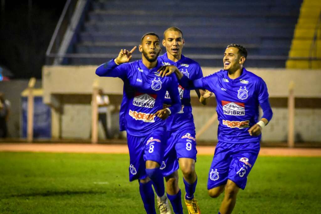 Virou moda? Maqueiro perde a cabeça e é expulso antes de jogo da Copa Paulista. 2 LEMENSE 2