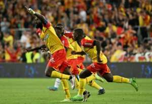 FRANCÊS: Lens faz o dever de casa e assume a liderança provisória