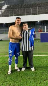 Torcedor cego tem jogos narrados pela mãe e recebe homenagens do Santos