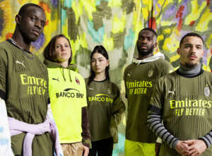 Italiano: Milan rasga o regulamento e lança camisa verde