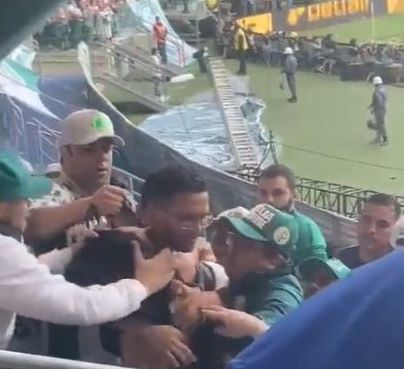 Torcedores do Palmeiras agridem torcedor do Flamengo infiltrado