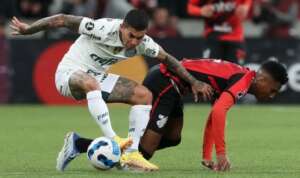 Alex Santana destaca maturidade do Athletico com um a menos