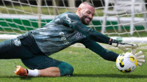 Weverton festeja marca na Libertadores pelo Palmeiras; Rony e Endrick treinam