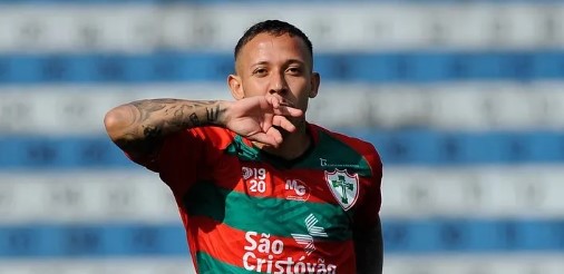 Cesinha comemorando gol que fez pela Portuguesa