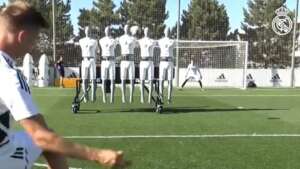 Espanhol: Real Madrid inova e usa barreira com 'robôs' para treinar cobranças de falta