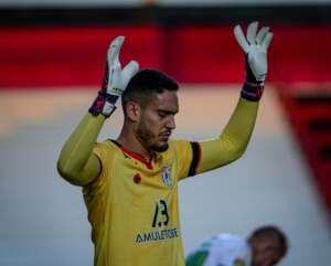 Atlético-GO renova com goleiro titular até 2025