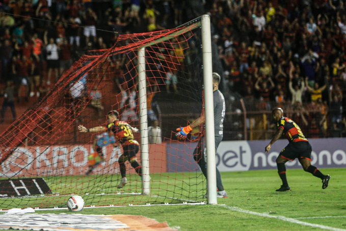 Série B: Jogador do Sport come amendoim no banco de reservas após gol. VEJA VÍDEO