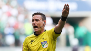 Áudio do VAR mostra que Palmeiras x Fla recomeçou antes do fim da checagem