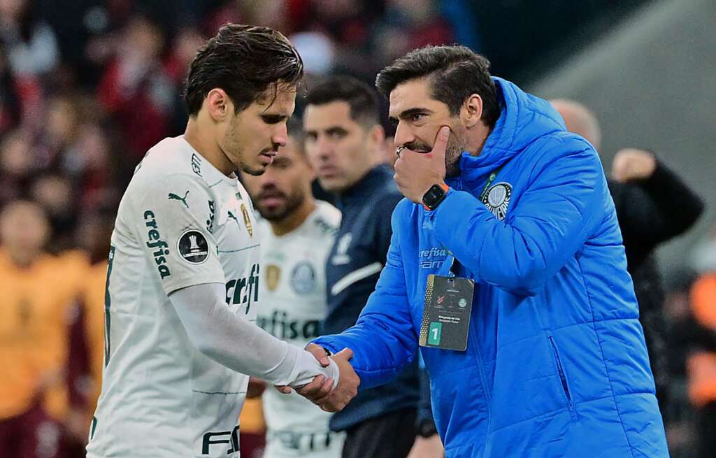 Raphael Veiga sofre lesão no tornozelo direito e causa preocupação no Palmeiras 2 Veiga e Abel Ferreira