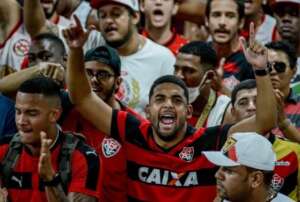 Série C: Torcida apoia delegação do Vitória-BA no embarque para duelo contra o Mirassol-SP