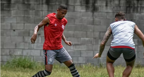 Vitória ainda espera dinheiro da transferência do atacante David