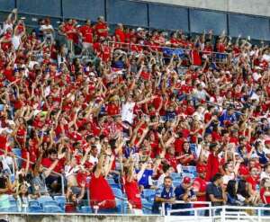Série D: Torcedor arremessa sandália durante a partida na Arena das Dunas