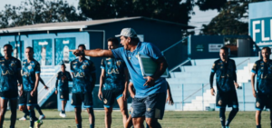 Série C: Torcedor invade campo e é contido por jogadores