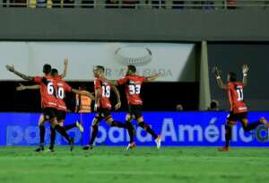 Atlético-GO 3 x 0 Nacional-URU - Suárez joga, mas quem morde é o Dragão!