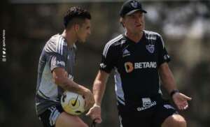 Cuca fala em falta de confiança do Atlético-MG após empate em clássico