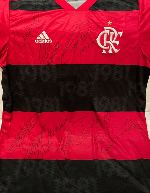 Flamengo doa camisa autografada para projeto humanitário