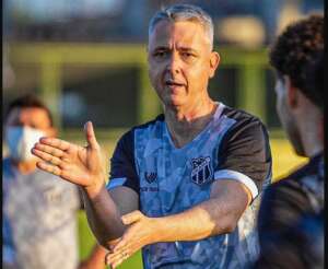 Treinador diz que jogador atuava conforme se escalava no Cartola. VEJA VÍDEO