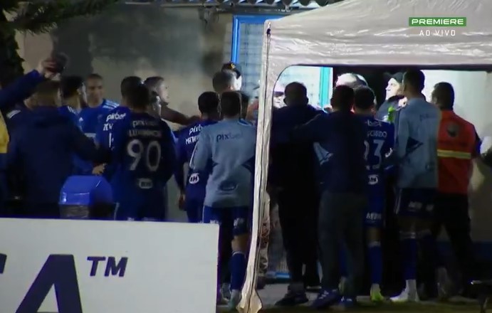 Série B: Jogadores do Cruzeiro se envolvem em confusão com a polícia após virada