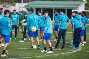 Em novo dia de protesto, torcida do Coritiba pede “vergonha na cara”